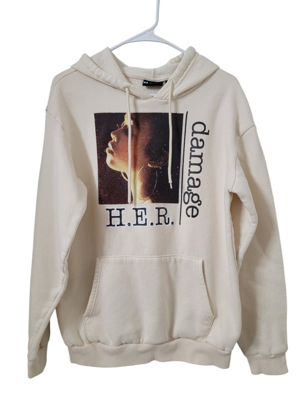 H.E.R. Size M Cream Pullover Hoodie with Graphic Print of Artist and Tour Cities
